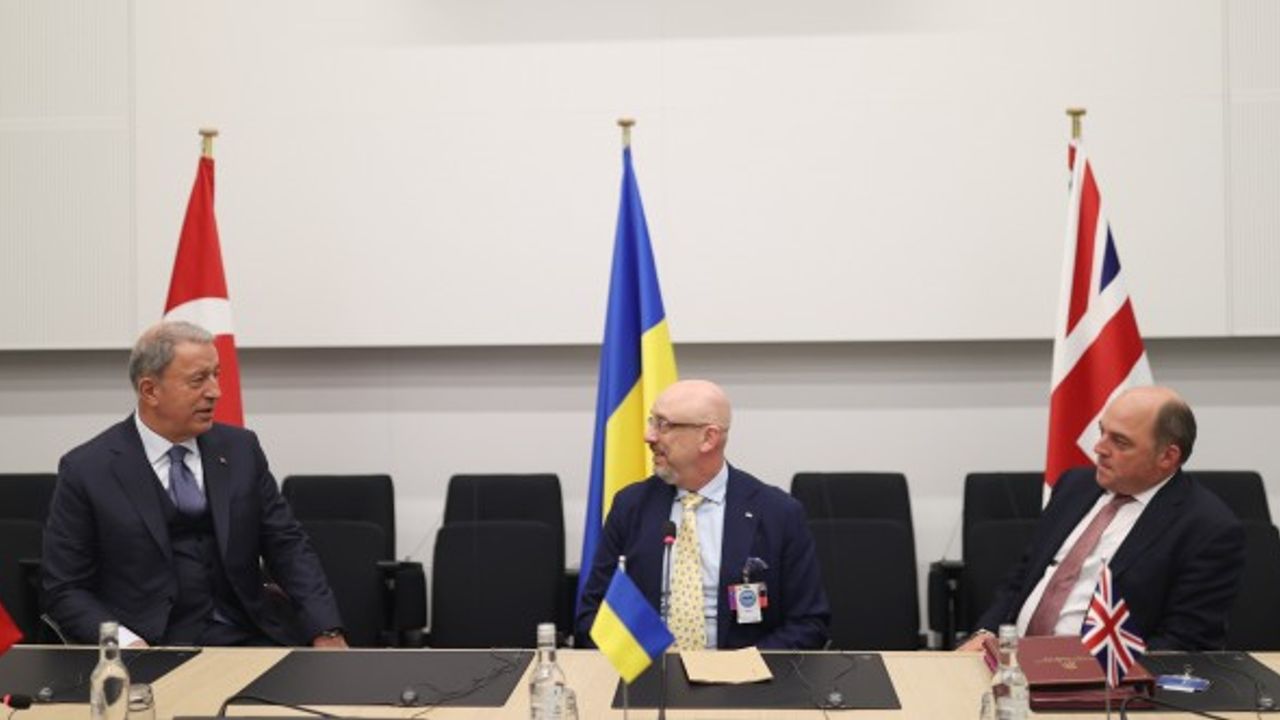 Bakan Akar, İngiltere ve Ukrayna Savunma Bakanlarıyla görüştü