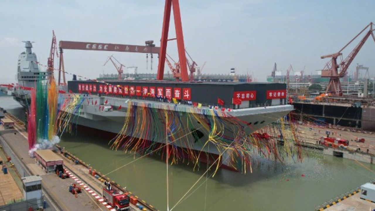 Çin Fujian uçak gemisini denize indirdi