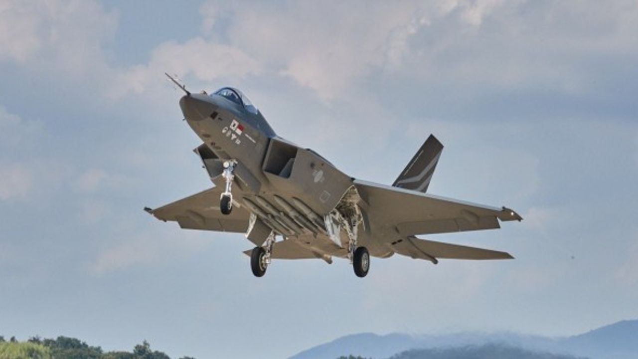 Güney Kore'nin KF-21 savaş uçağı ilk kez uçtu