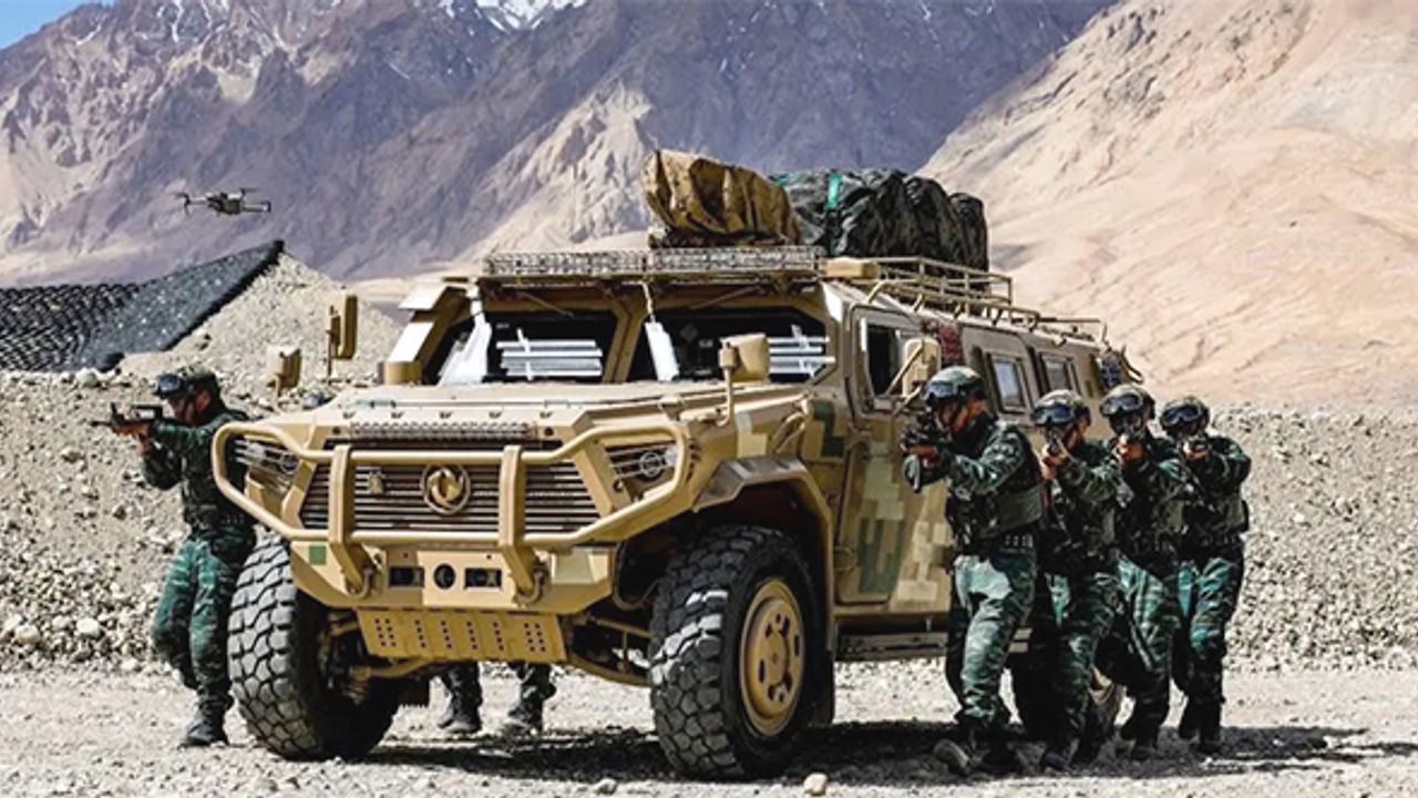 Pakistan, 300 adet Çin yapımı zırhlı araçlarını teslim aldı