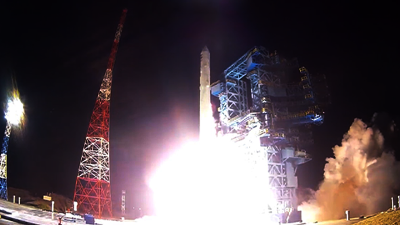 Rusya'nın Angara füzesi uzaya fırlatıldı