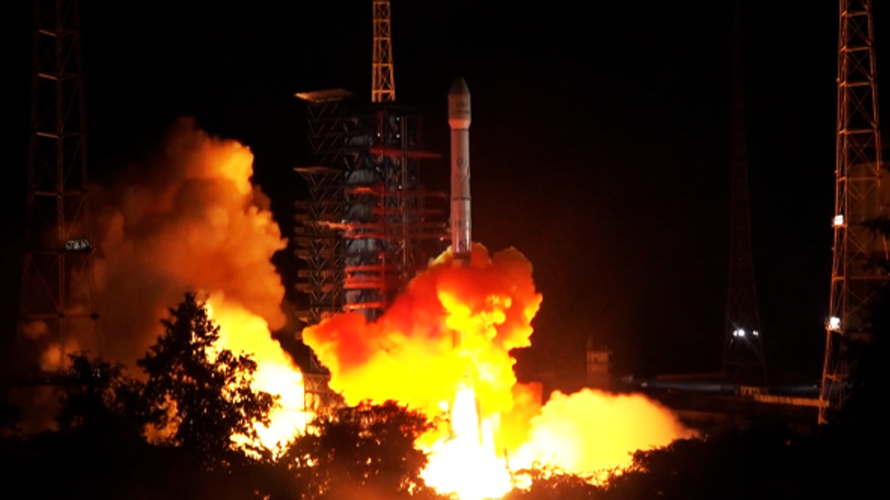 Çin "ChinaSat 19" iletişim uydusunu uzaya yolladı