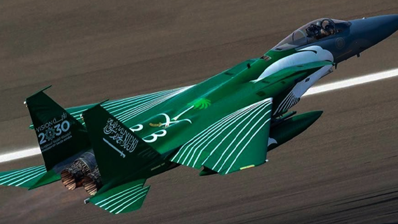 Suudi Arabistan'da F-15 savaş uçağı düştü