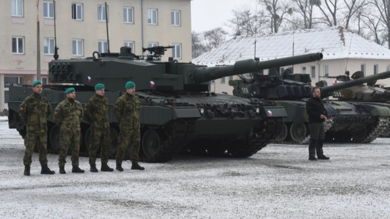 Çekya ordusu Leopard 2A4 tanklarını teslim aldı