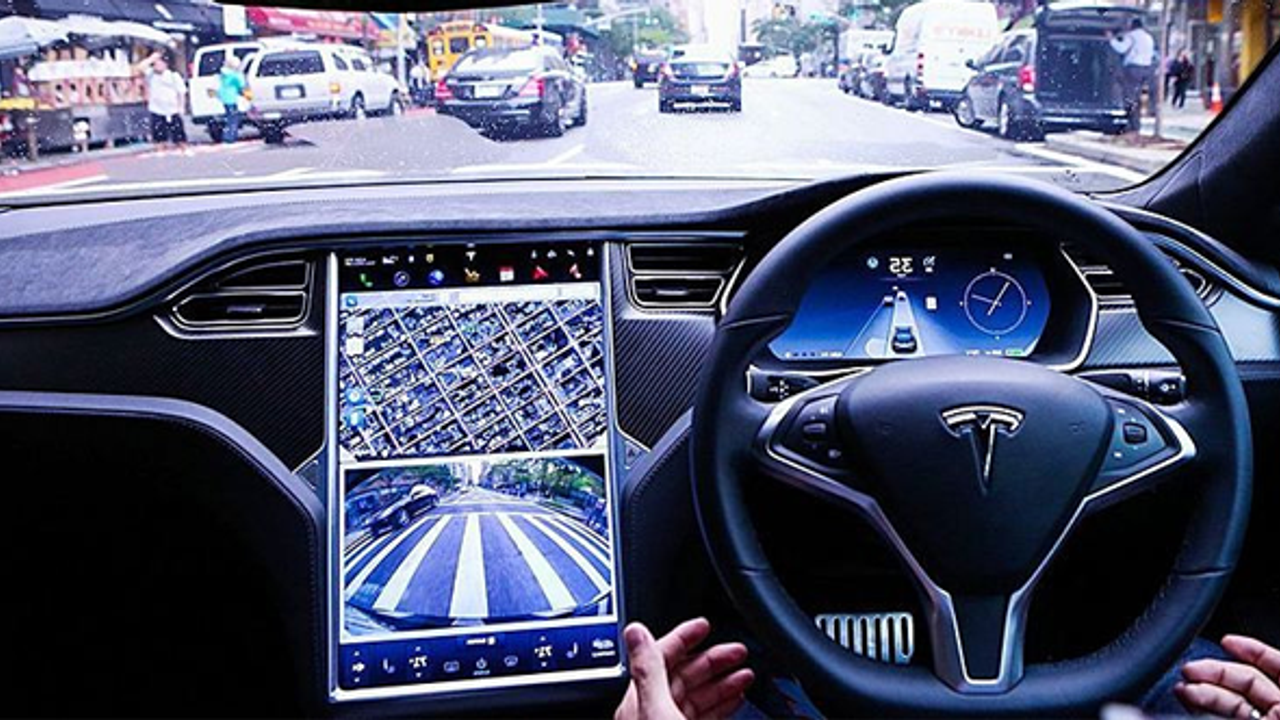 Tesla araç otomatik pilot özelliğiyle polisten kaçtı