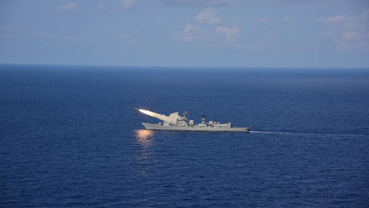 Hindistan Donanması “BrahMos” füzesini ateşledi