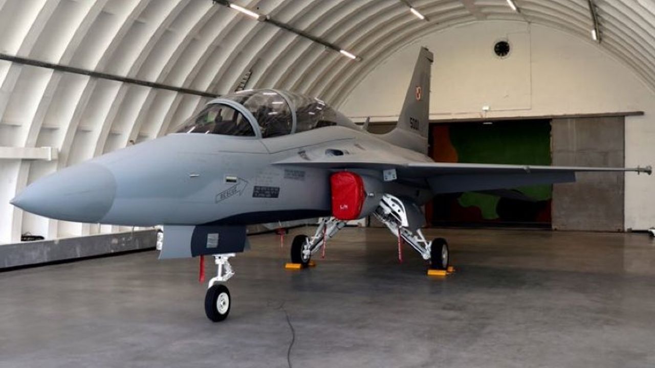 Polonya'ya 2 adet FA-50 savaş uçağı teslimatı