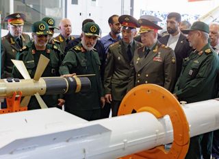 Rusya Savunma Bakanı'ndan İran üretimi İHA ve füzelere inceleme