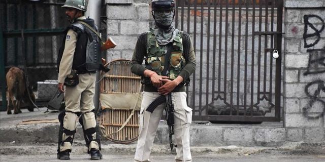 Hindistan paramiliter askerlerini geri çekiyor