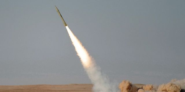 İran yeni balistik füzesini açıkladı