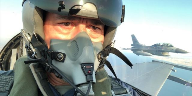 Bakan Akar F-16 kokpitine geçti