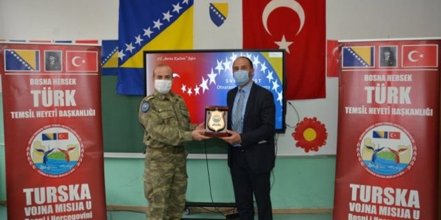 Türk Askerinden Bosna'da bir ilköğretim okuluna teknik donanım desteği