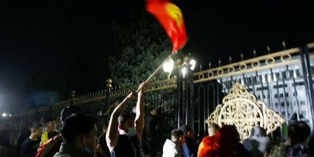 Kırgızistan'da protestocular Cumhurbaşkanlığı Sarayı'nı işgal etti