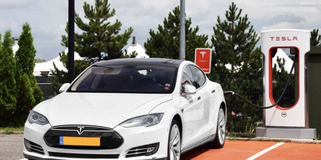 Tesla Çin'de "süper şarj kolonları" tesisi kuruyor