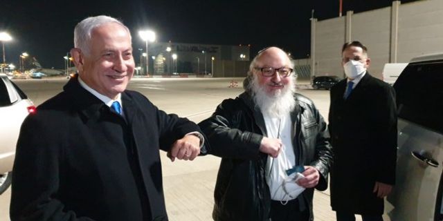 Netanyahu ABD'den dönen casusu havaalanında karşıladı