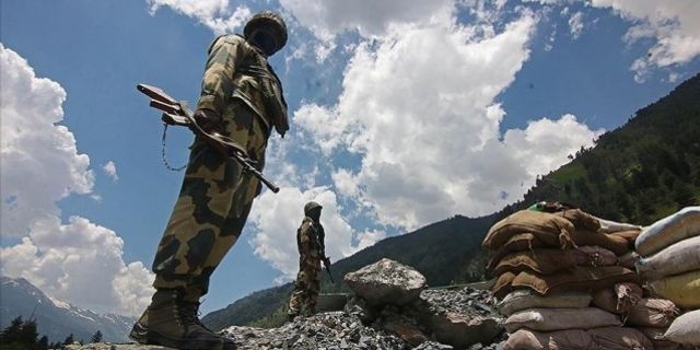 Çin ve Hint askerlerinin sınırda yeniden çatıştığı iddia edildi