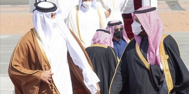 Suudi Arabistan Veliaht Prensi'nden Katar Emiri'ne sıcak karşılama