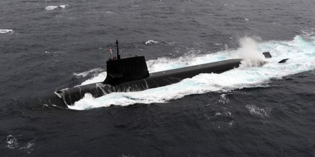Japon denizaltısı ticari gemi ile çarpıştı