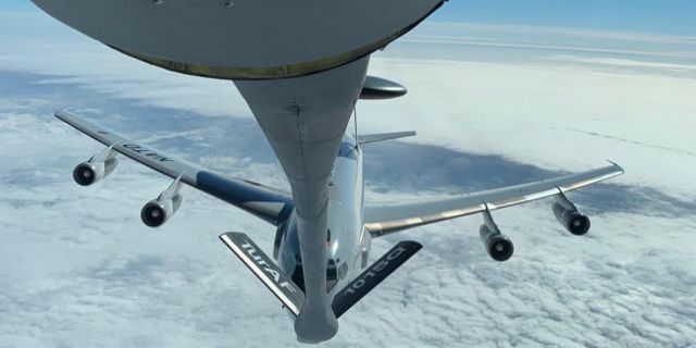 KC-135R tanker uçağı Romanya üzerinde yakıt ikmali yaptı