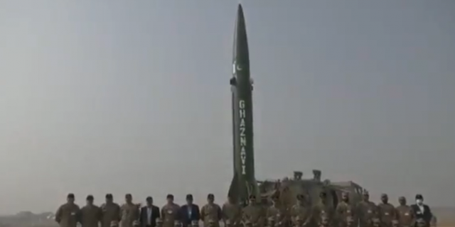 Pakistan kısa menzilli balistik füzesini test etti