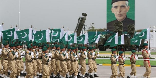 İslamabad'da Pakistan Milli Günü dolayısıyla askeri geçit töreni düzenlendi