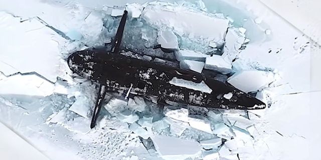 Arktik'te 3 nükleer denizaltı aynı anda yüzeye çıktı
