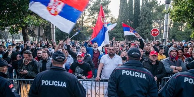 Srebrenitsa’daki soykırımı inkar eden Karadağlı bakanın görevden alınması isteniyor