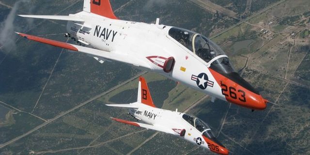 ABD Donanması'na ait iki eğitim uçağı havada çarpıştı