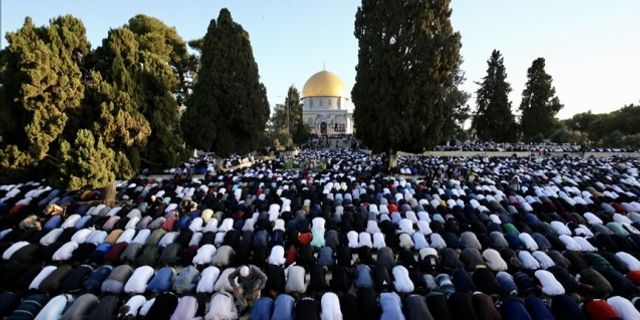 Filistinli Müslümanlar bayram namazını Mescid-i Aksa'da kıldı