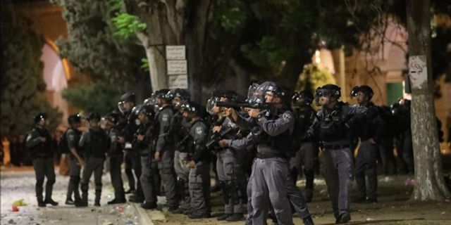 İsrail güçleri, Mescid-i Aksa'dan dönen onlarca genci gözaltına aldı