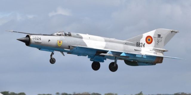 Libya'da askeri geçit töreni esnasında MiG-21 savaş uçağı düştü