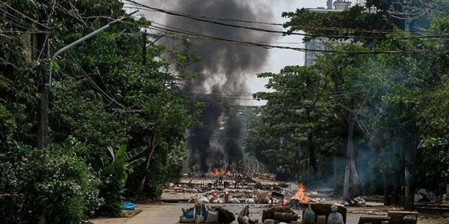 Myanmar'da darbe karşıtı grup, ordu ile çatıştı: 8 ölü