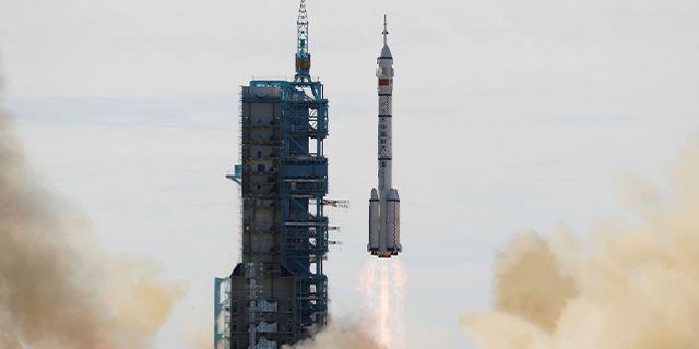 Çin, kendi uzay istasyonuna astronot taşıyan ilk roketi başarıyla fırlattı