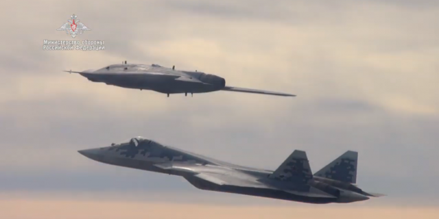 Su-57 avcı uçağı, dört Okhotnik İHA'yı kontrol edebilecek