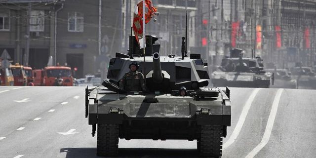 Rusya, insansız Armata tankını test etti