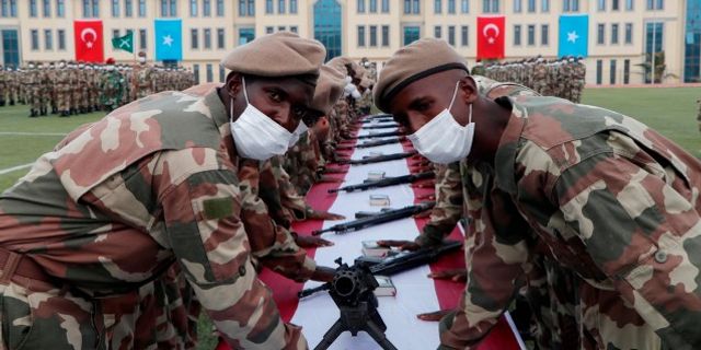 Türkiye'nin eğittiği Somalili komandolar göreve başladı
