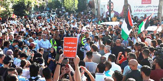 Filistinlilerden muhalif aktivist Nizar Benat'ın ölümüne ilişkin protesto