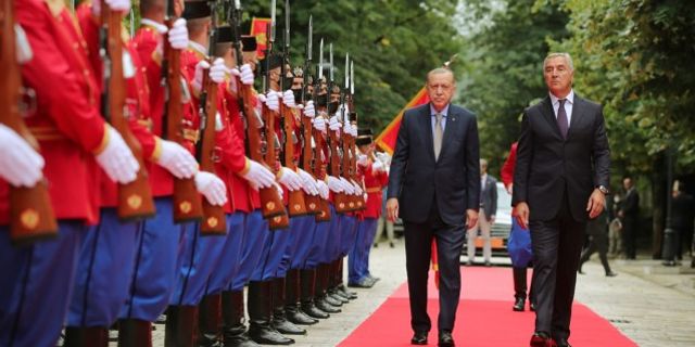 Cumhurbaşkanı Erdoğan, Karadağ‘da resmi törenle karşılandı