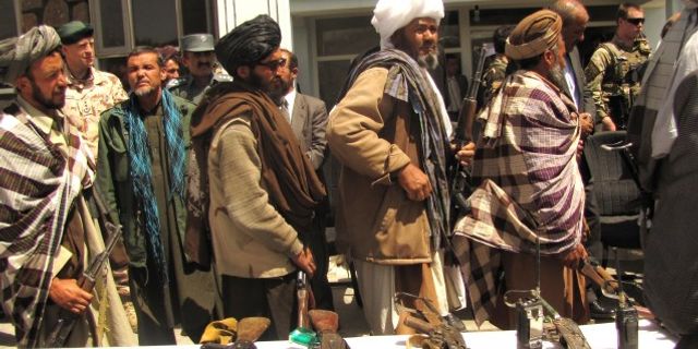 Kunduz’daki yüzlerce Afgan güvenlik gücü Taliban’a teslim oldu