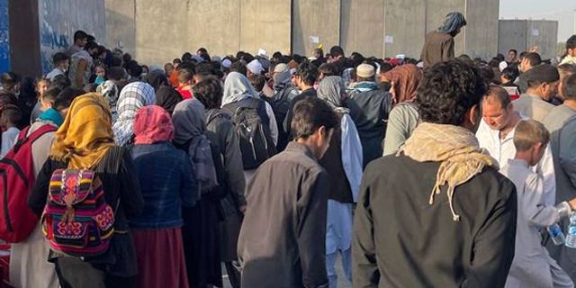 Binlerce Afgan sınır kapılarına yöneldi
