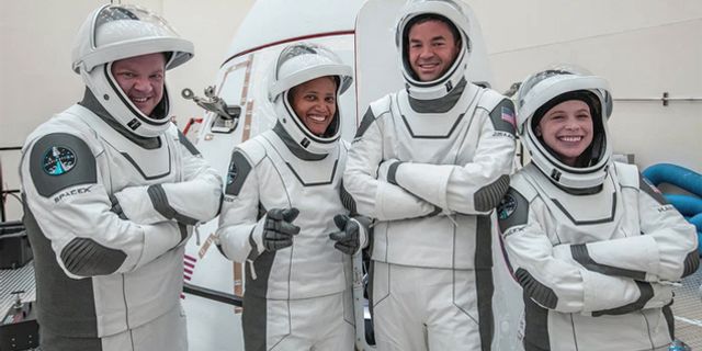 SpaceX, sivil astronotları yörüngeye yollayacak