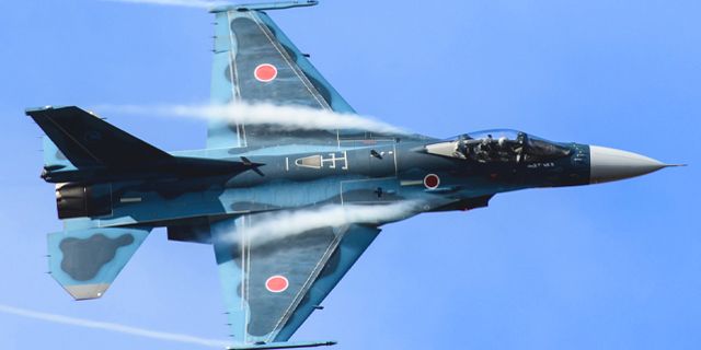 Japonya'da F-2 jetinin kokpit camı düştü