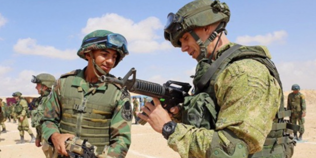 Mısır ve Rusya paraşütçülerinden ortak askeri tatbikat