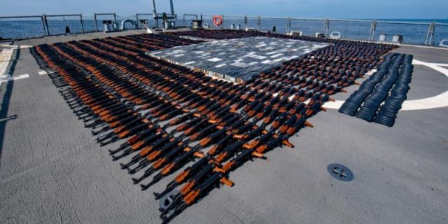 ABD Donanması'ndan, Umman Denizi'nde yasadışı silah operasyonu