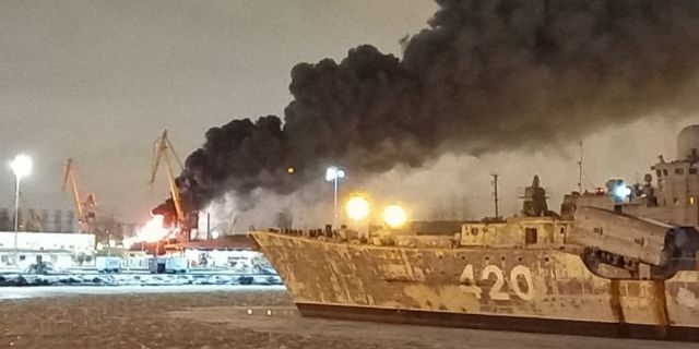 İnşaat halindeki Rus savaş gemisinde yangın çıktı
