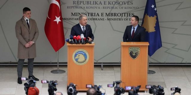 Milli Savunma Bakanı Hulusi Akar Kosova'da