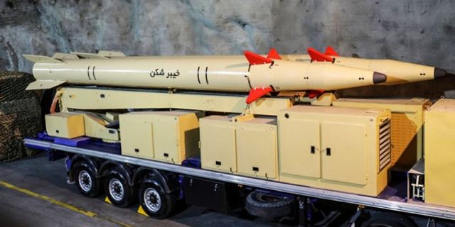 İran yeni orta menzilli balistik füzesini tanıttı