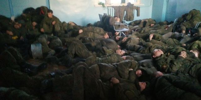 Rus askerler zor şartlar altında barınıyor