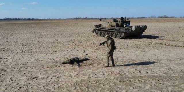 Rus askeri beraberindeki tank ile Ukrayna'ya teslim oldu