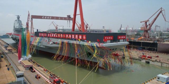Çin Fujian uçak gemisini denize indirdi
